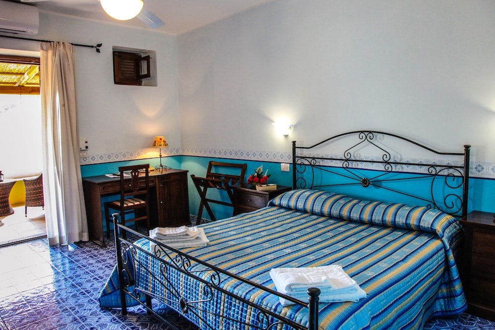

Milano - Salina - Hotel Arcangelo - Salina