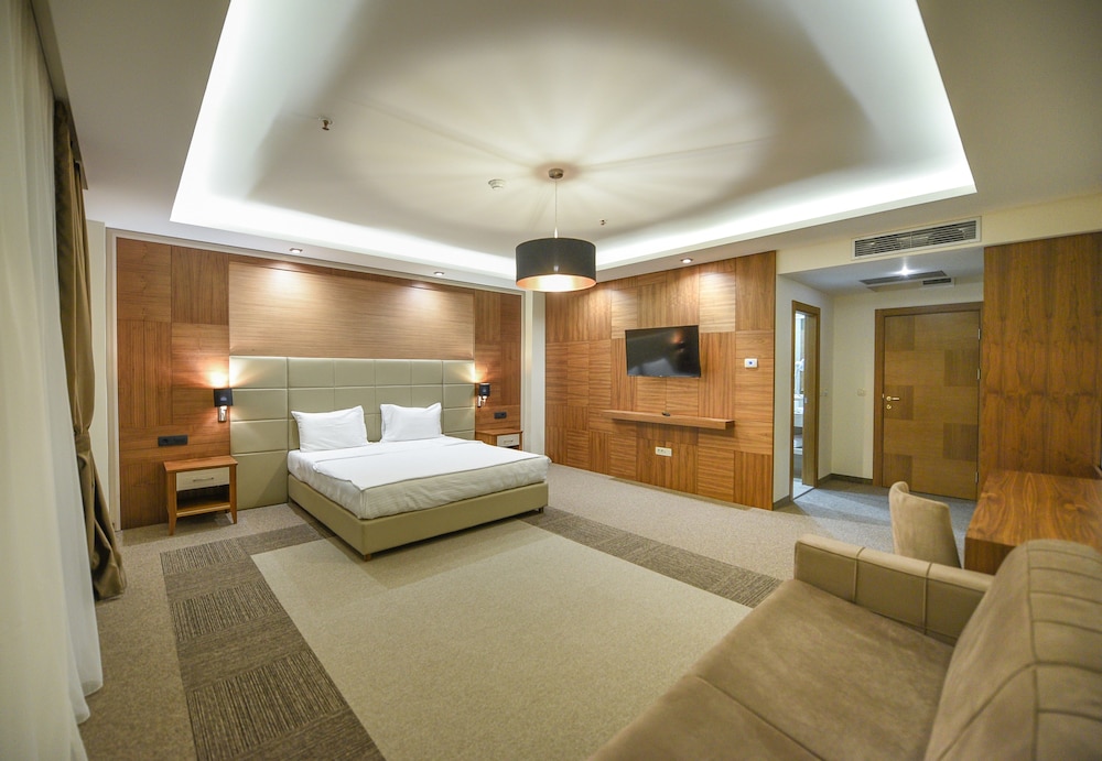 

Milano - Podgorica - Hotel Lazaro