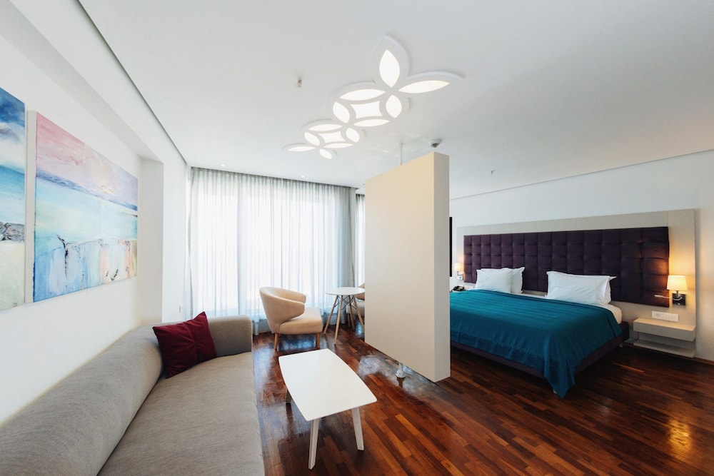 

Verona - Sarandë - Bougainville Bay Hotel
