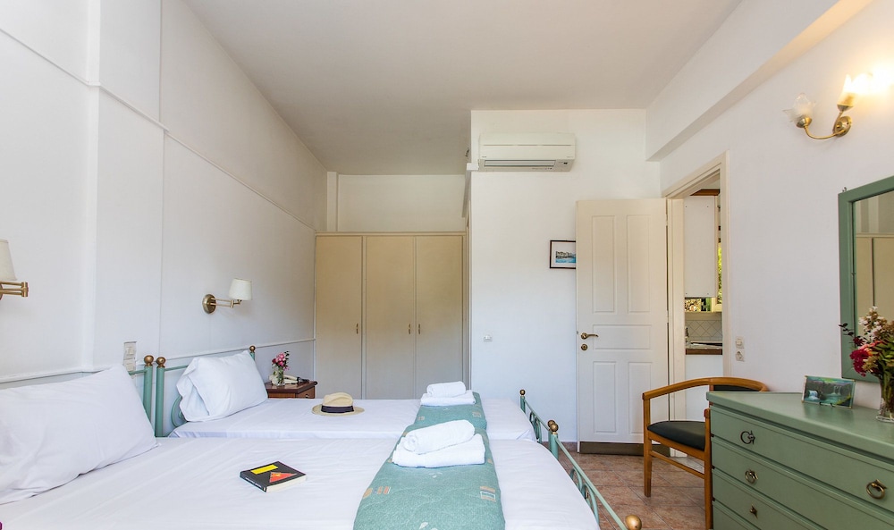 

Bologna - Paleokastritsa - Paradise Inn