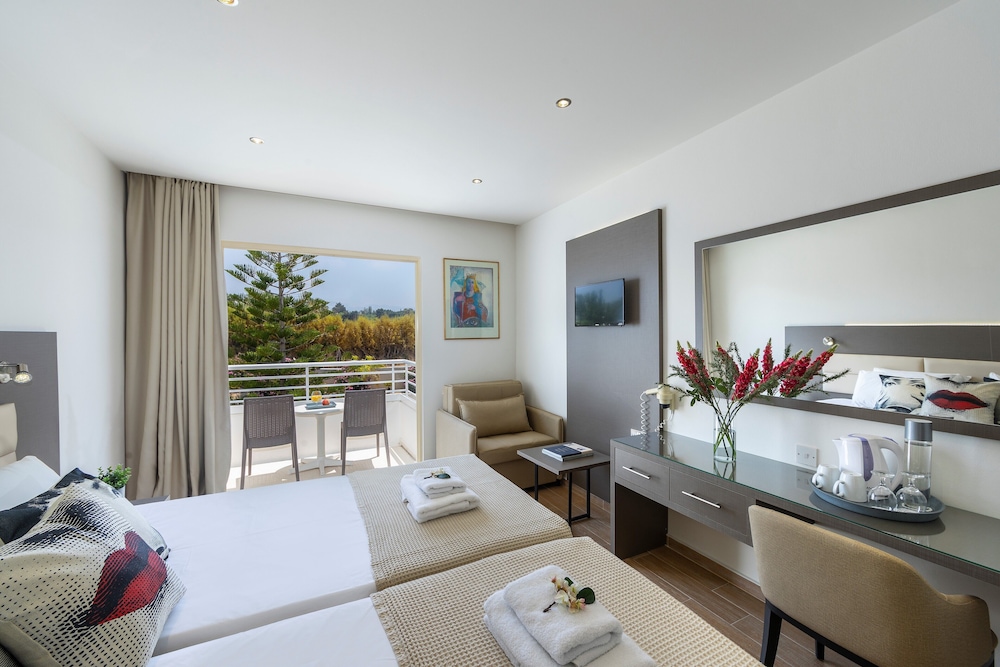 

Roma - Pegeia - Queens Bay Hotel