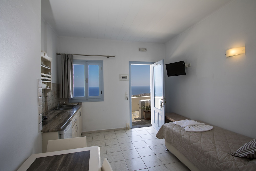 

Milano - Thirasía - Erato Apartments