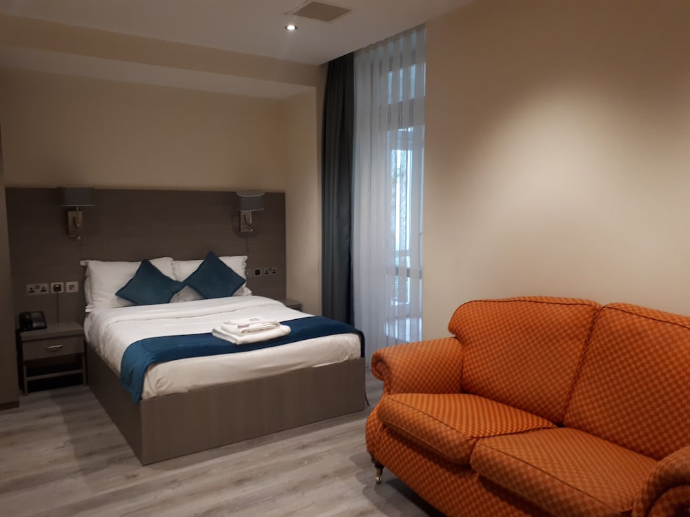 

Milano - Chingford - The Lion & Key Hotel