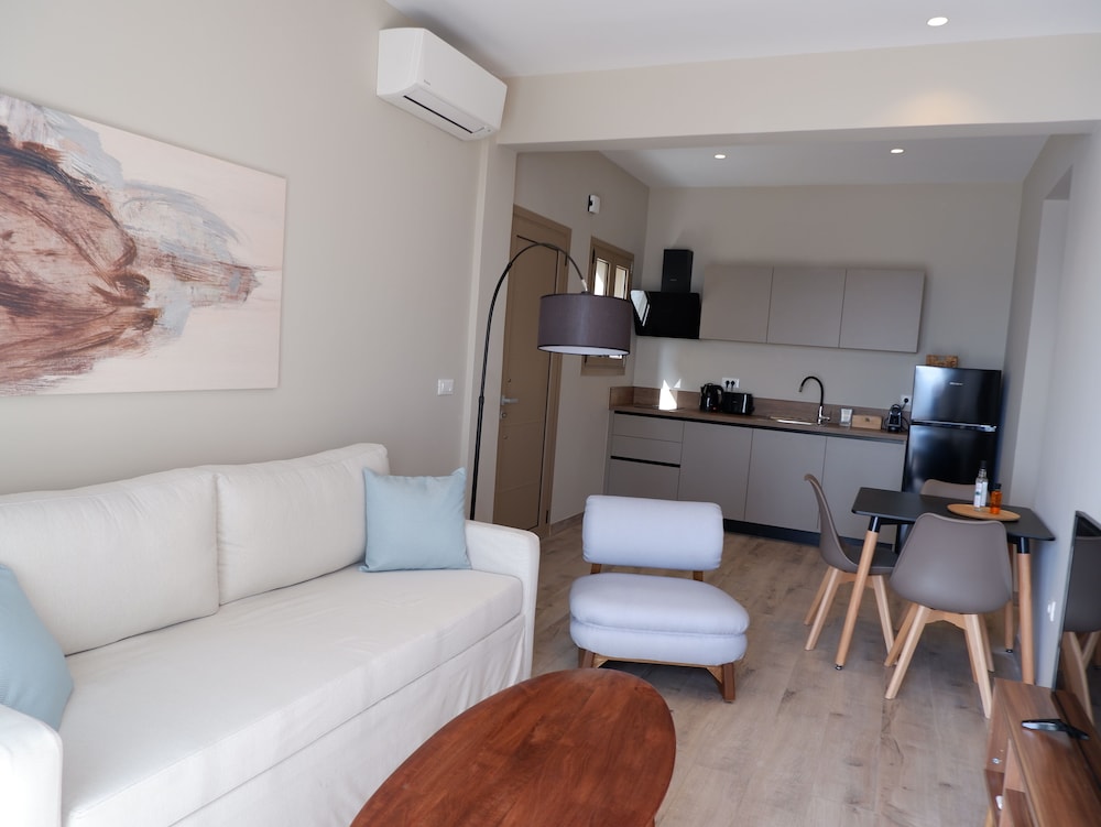 

Bologna - Moraḯtika - Kaiser Luxury Suites