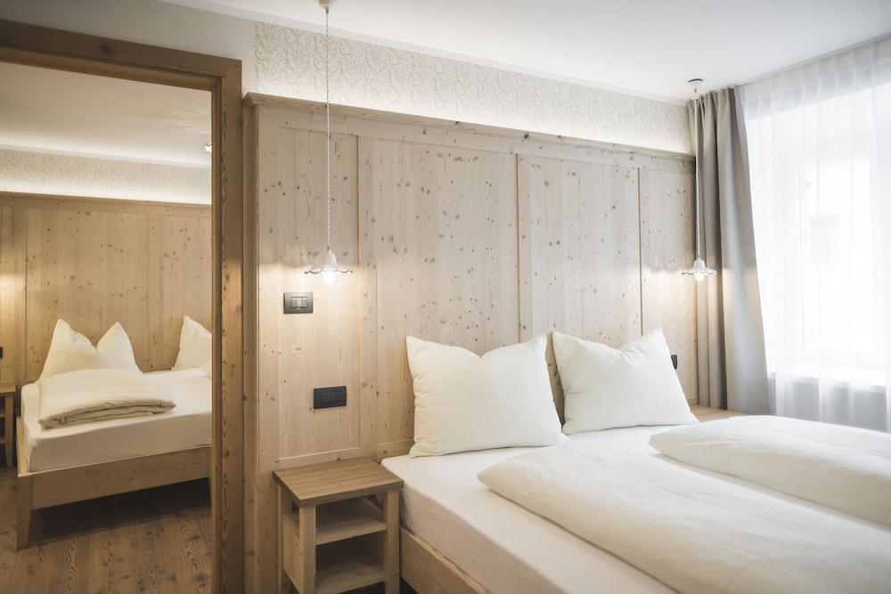 

Napoli - Monguelfo - Emma Historic Hotel