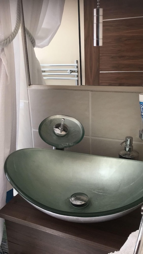 

Catania - West Drayton - Bianca's House Hotel Heathrow Airport