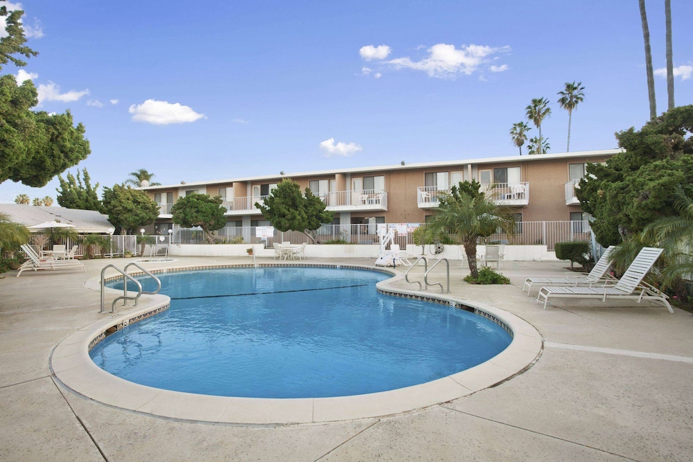 

Roma - Redondo Beach - Ramada By Wyndham Torrance