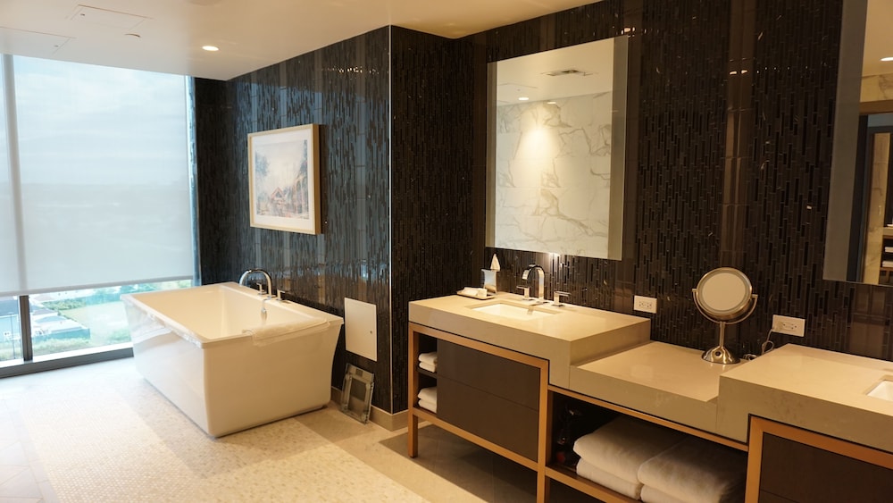 

Bologna - Jamaica (NY) - Hyatt Regency JFK Airport at Resorts World New York