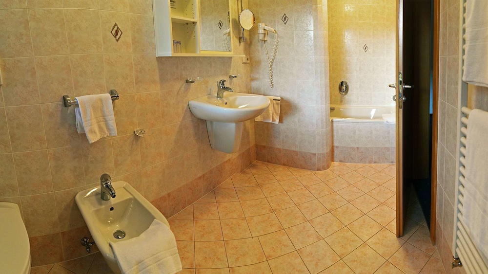 

Milano - Monguelfo - Hotel Trenker