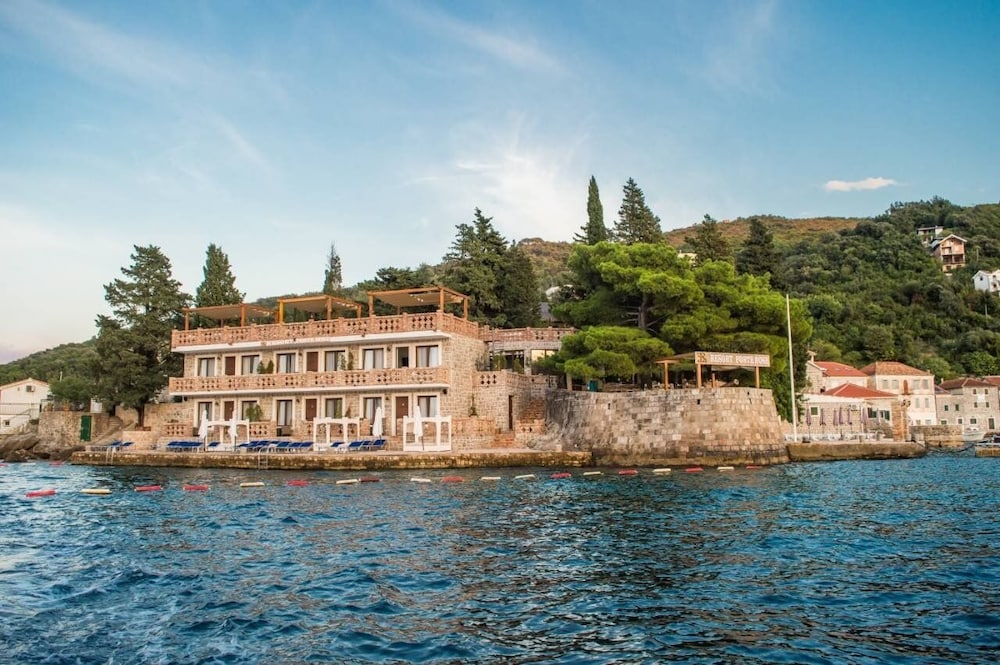 

Milano - Luštica - Forte Rose Resort
