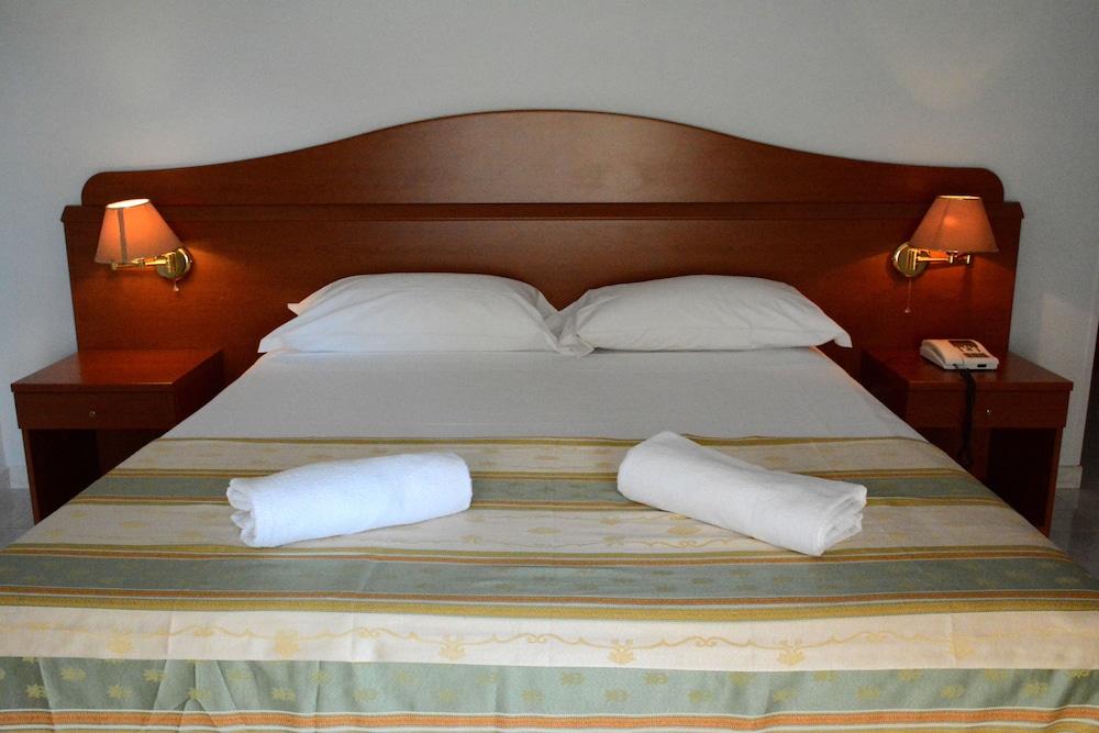 

Napoli - Roccella Jonica - Castelvetere Hotel