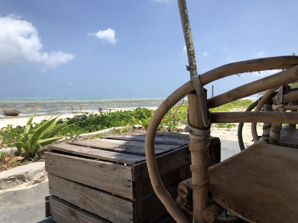 

Bari - Paje - Blue Earth Beach Bungalows