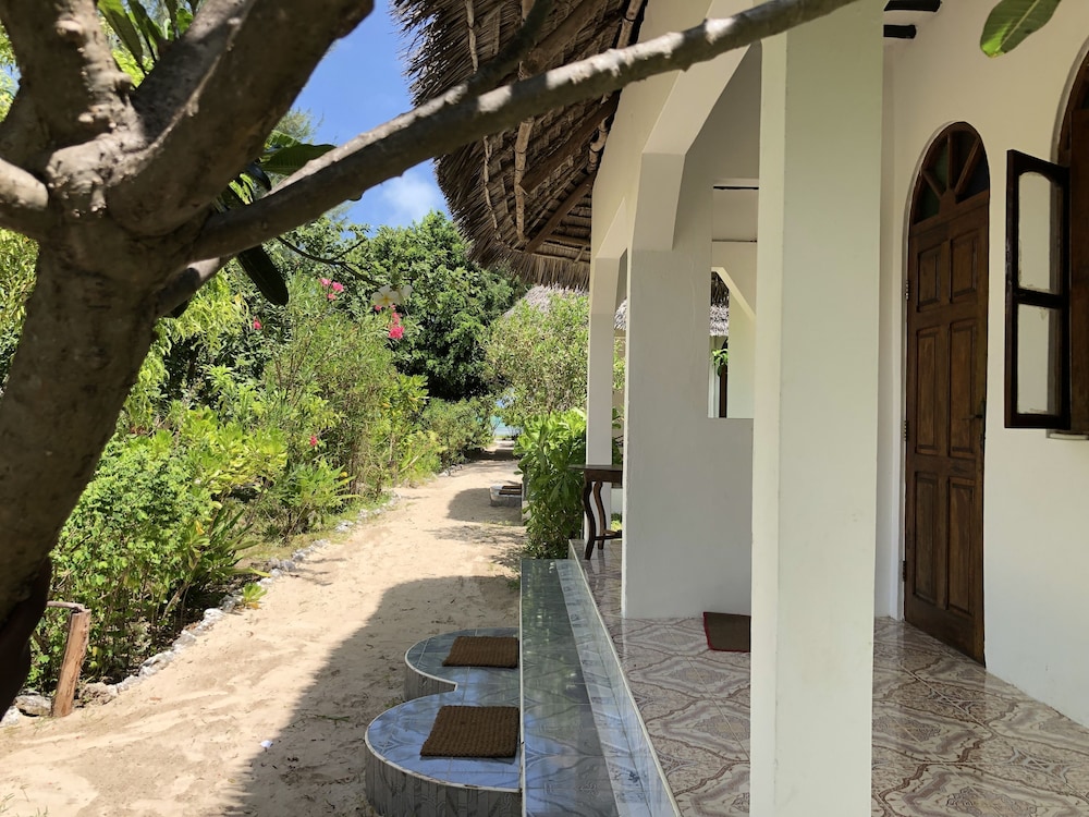 

Napoli - Paje - Blue Earth Beach Bungalows