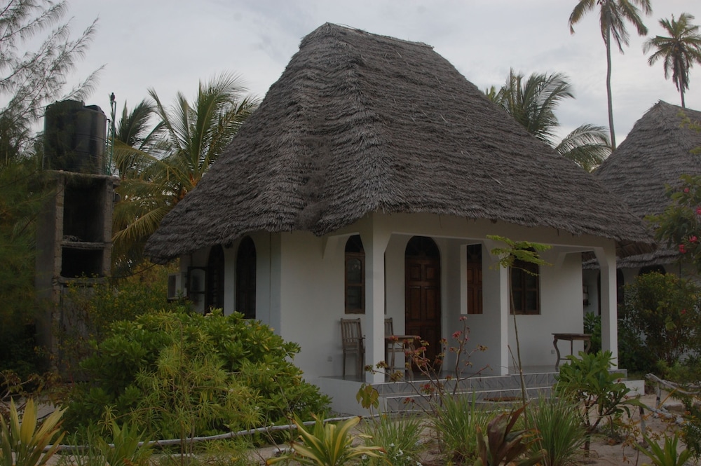 

Bari - Paje - Blue Earth Beach Bungalows
