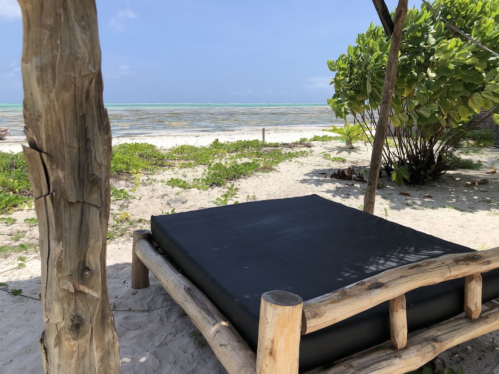 

Bari - Paje - Blue Earth Beach Bungalows