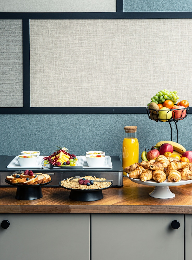 

Ancona - Suresnes - Hotel Paris Boulogne