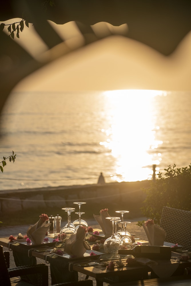 

Verona - Side - Side Beach Club
