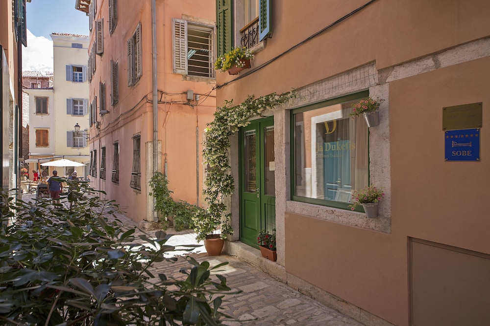 

Bologna - Rovigno - Rooms Villa Duketis