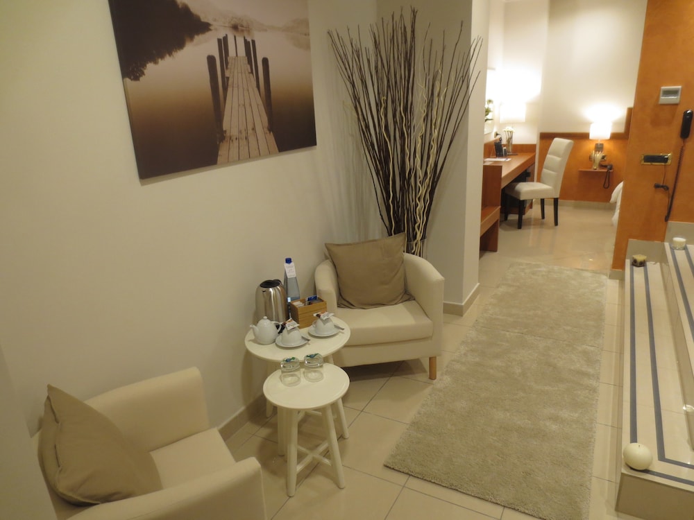 

Milano - Casalnuovo di Napoli - Hotel Joyfull