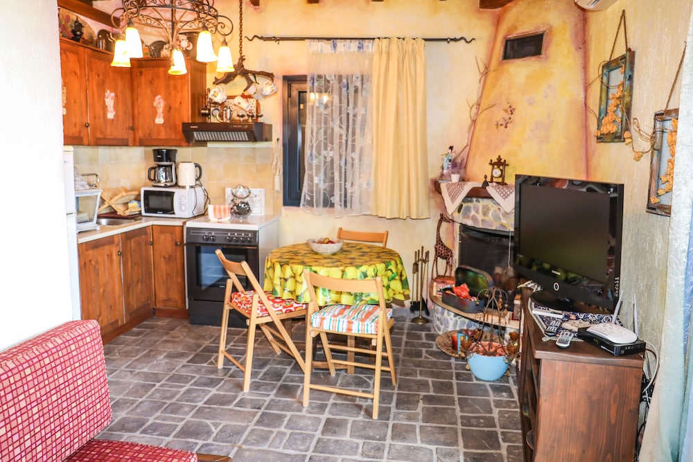 

Milano - Koukounarie - Villa Stratos Skiathos