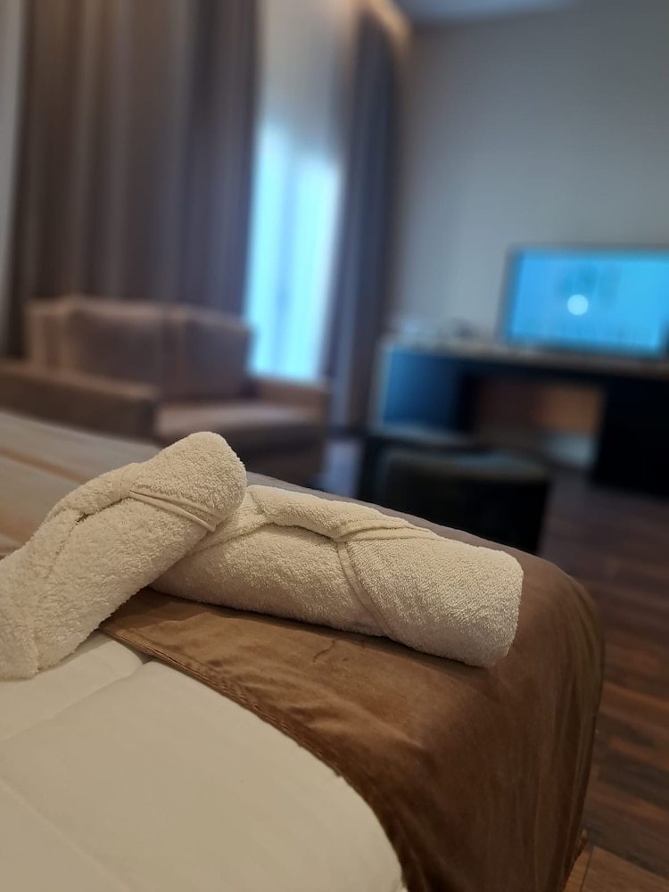 

Roma - Durrës - Olivia's Hill Resort