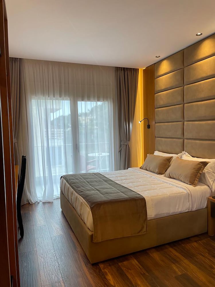 

Venezia - Golem - Olivia's Hill Resort