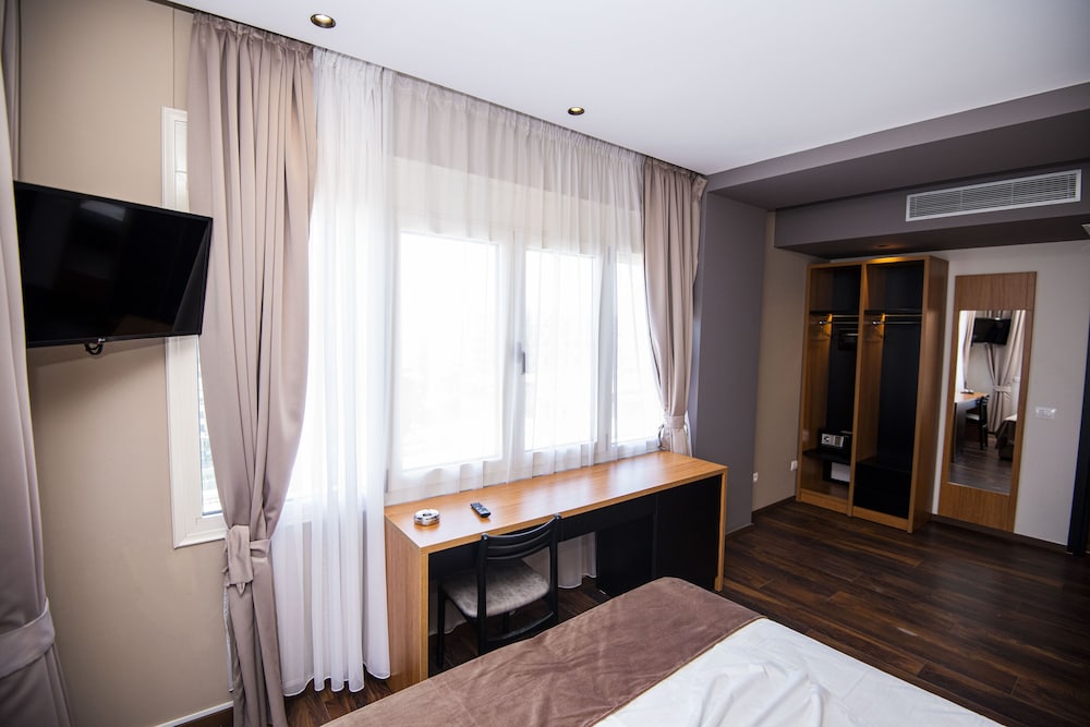 

Milano - Durrës - Olivia's Hill Resort