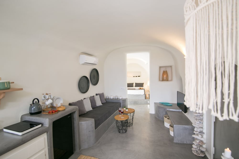

Milano - Thirasía - Santorini Villas