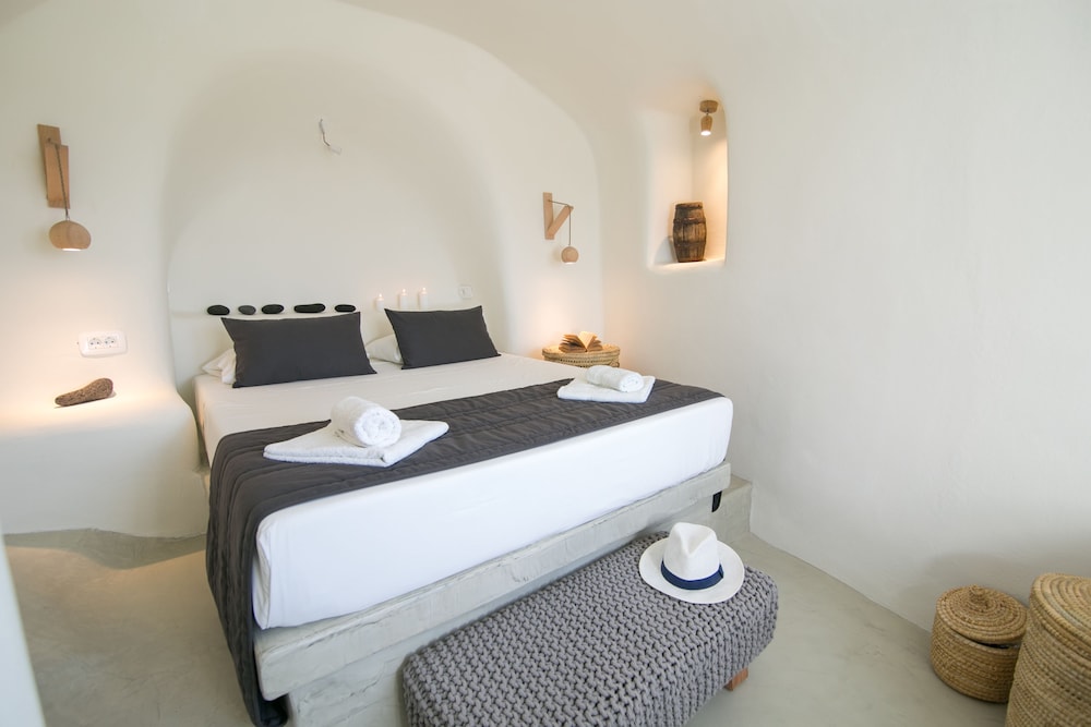 

Milano - Thirasía - Santorini Villas