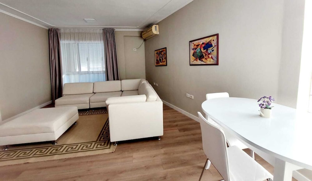 

Milano - Tirana - Suite Idea Hotel