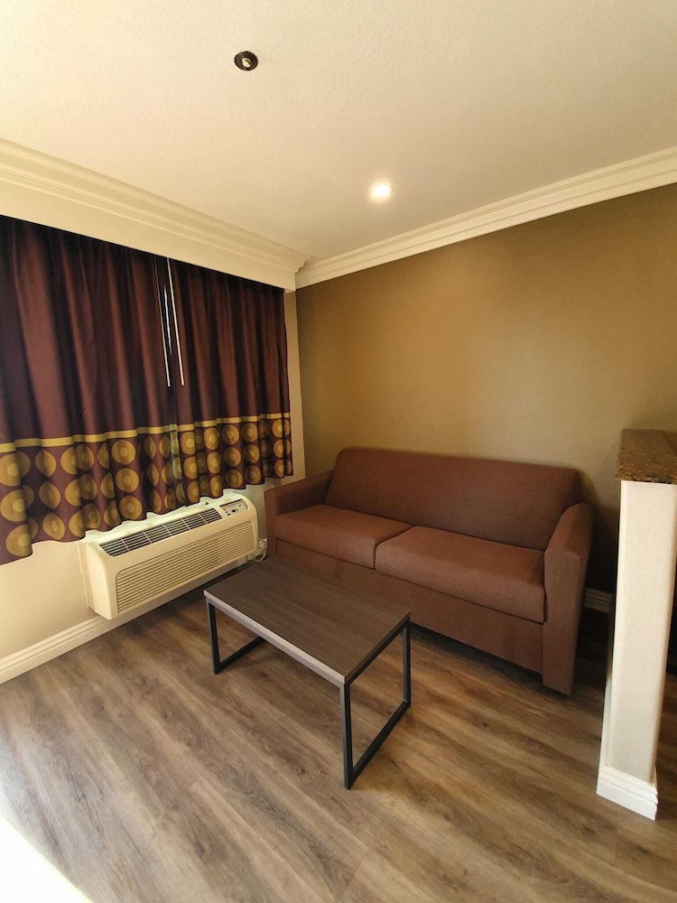 

Bari - Buena Park - Super 8 By Wyndham Cypress Buena Park Area