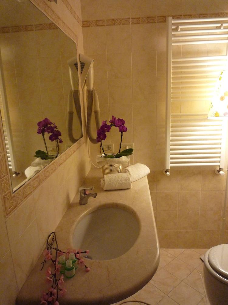 

Bari - Sirmione - HOTEL VITTORIA