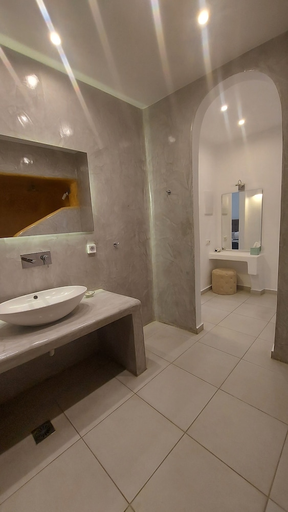 

Lamezia Terme - Imerovigli - Ambience Suites
