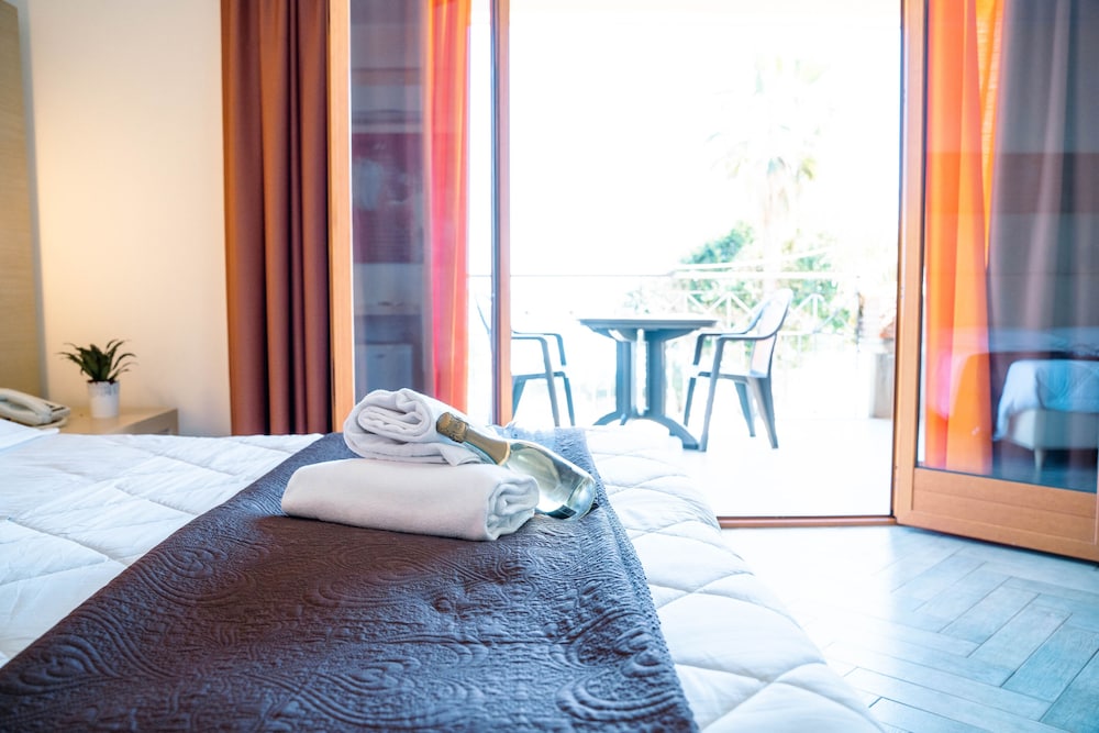 

Bologna - Sant'Alessio Siculo - Taormina Hotel Calipso
