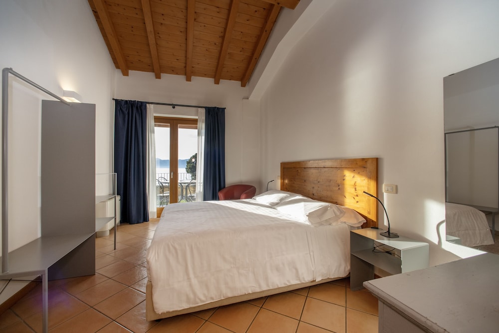 

Napoli - Lago di Garda, Laghi Italia - Residence Ca Del Lago
