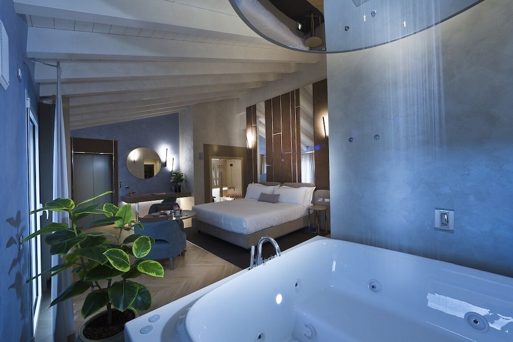 

Cagliari - Montichiari - Vip's Motel Luxury Accommodation & Spa