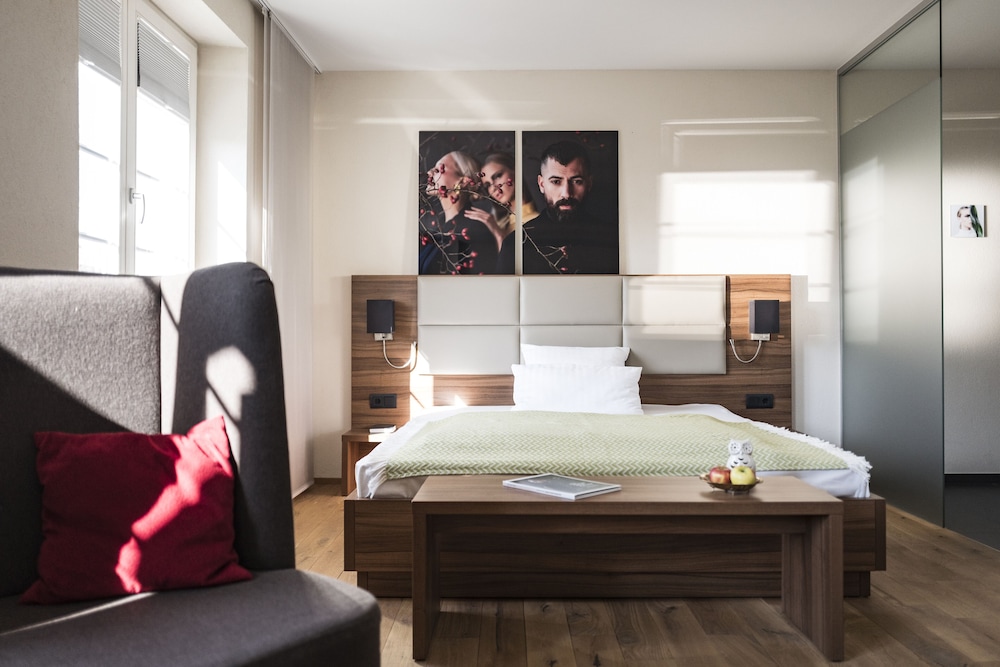 

Napoli - Basilea - Kunsthotel "Drei König" am Marktplatz Stadt Lörrach