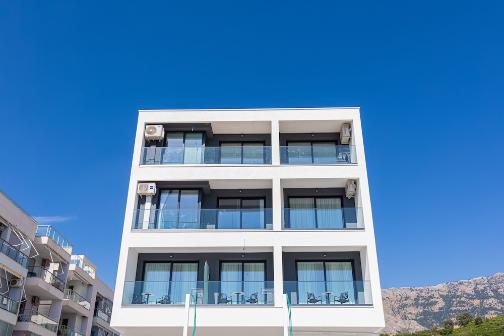 

Bologna - Orikum - B&B Champagne Vlore Bay