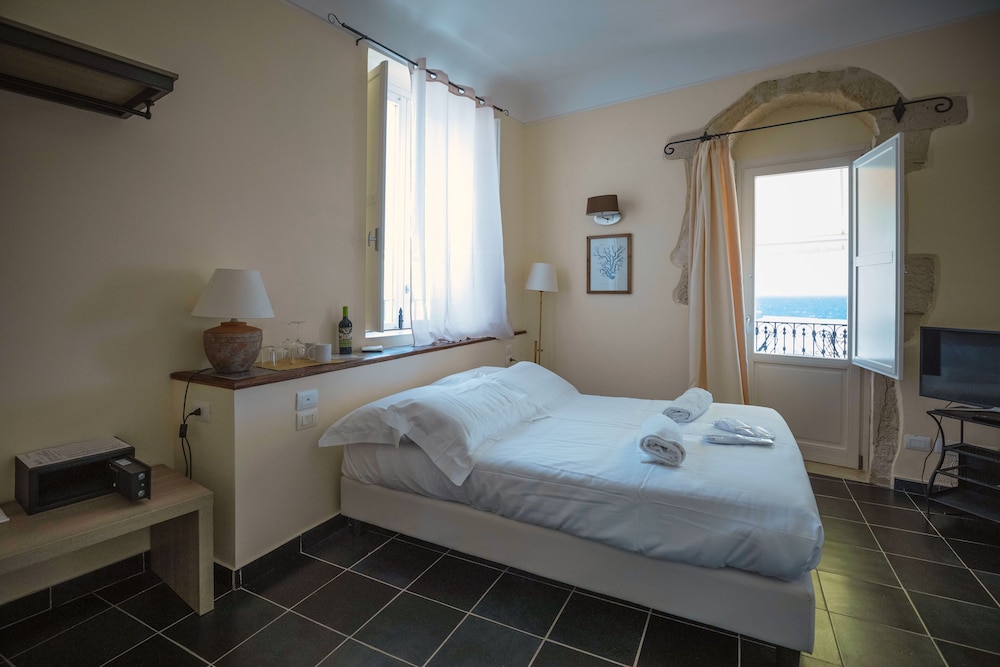 

Milano - Siracusa - Lanterne Magiche Ortigia Suites