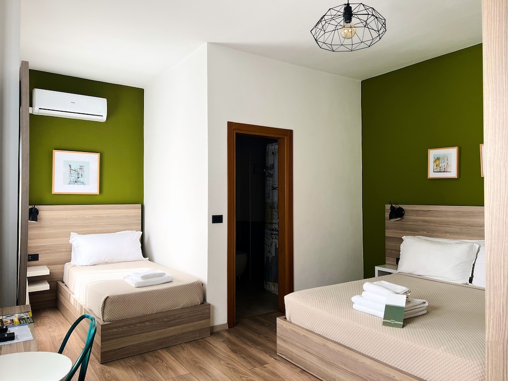

Venezia - Tirana - Oda Hotel Tirana