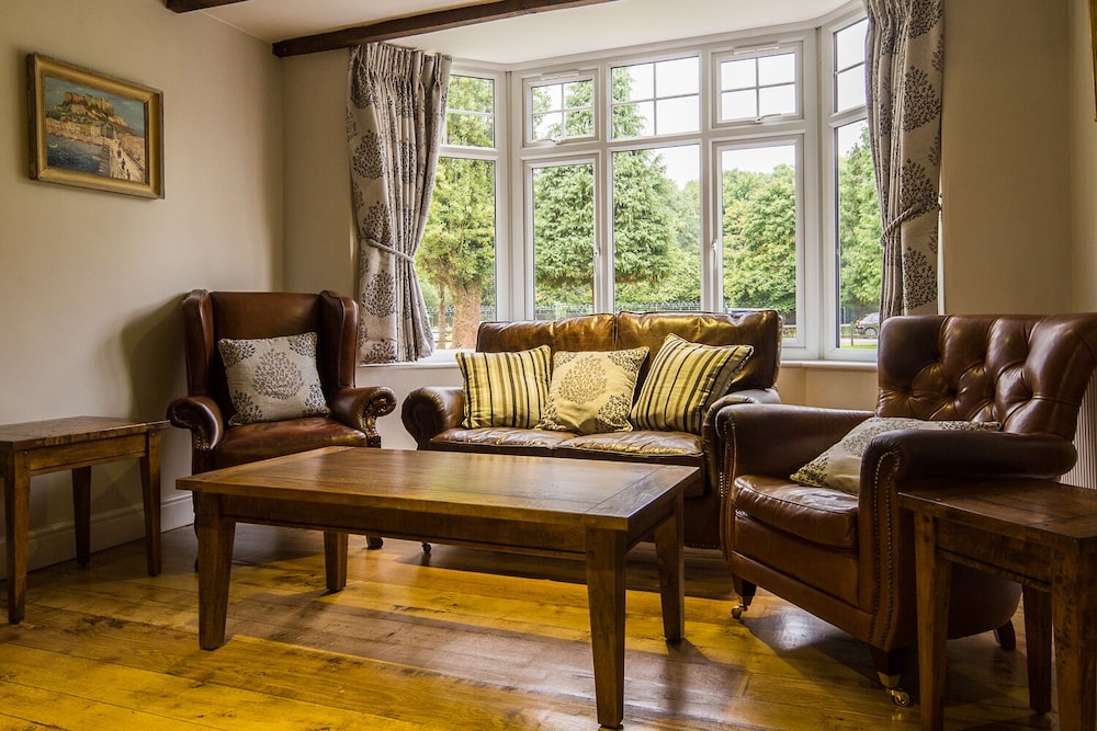 

Verona - Crawley - The Maple Manor Hotel