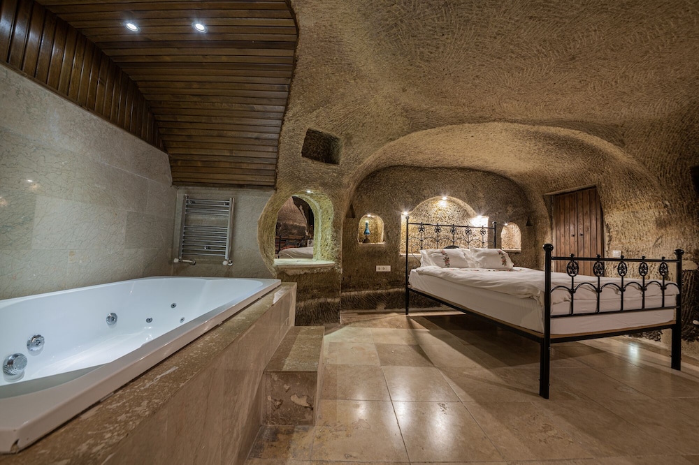 

Bologna - Ayvalı - Konak Bezirhane Cave Otel