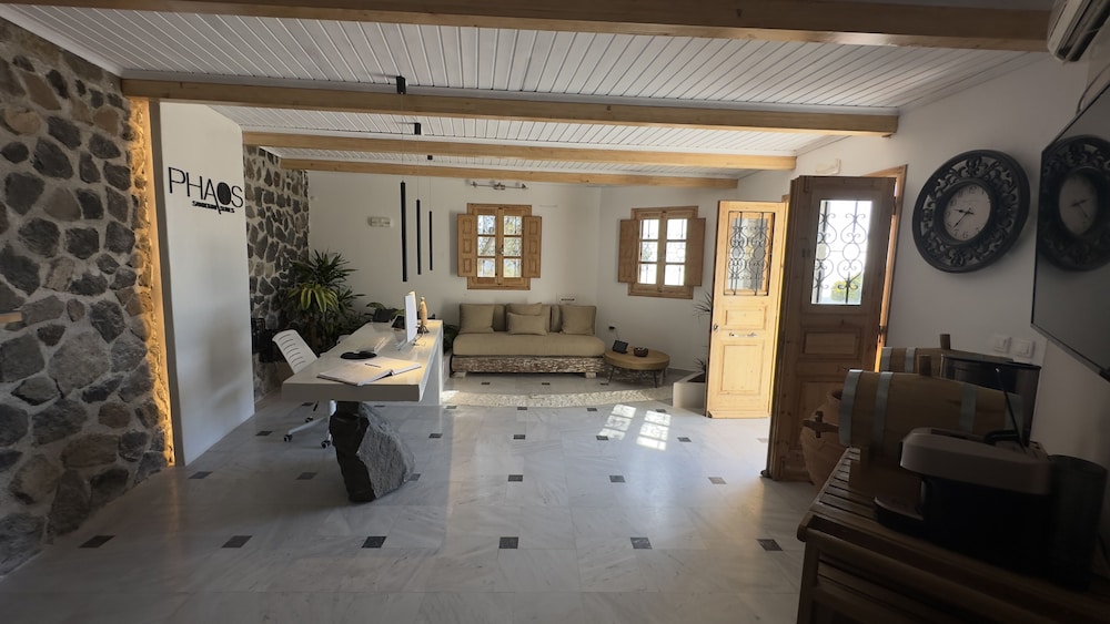

Torino - Thirasía - Phaos Santorini Suites