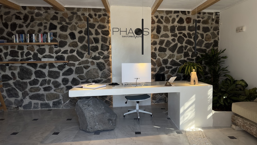 

Venezia - Thirasía - Phaos Santorini Suites