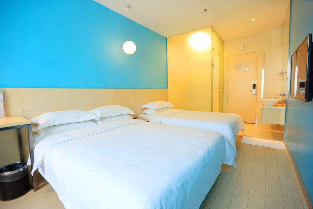 

Bari - Shenzhen - Colour Inn Shenzhen Dongmen Branch