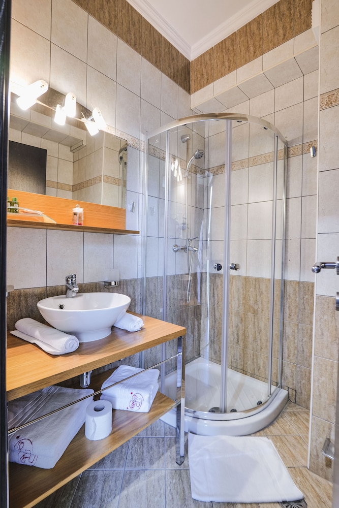 

Napoli - Himarë - Rapos Resort Hotel