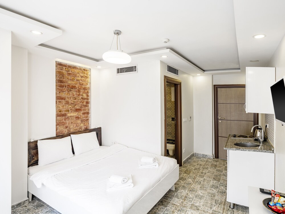 

Genova - Istanbul - The Red Tent Suite 88