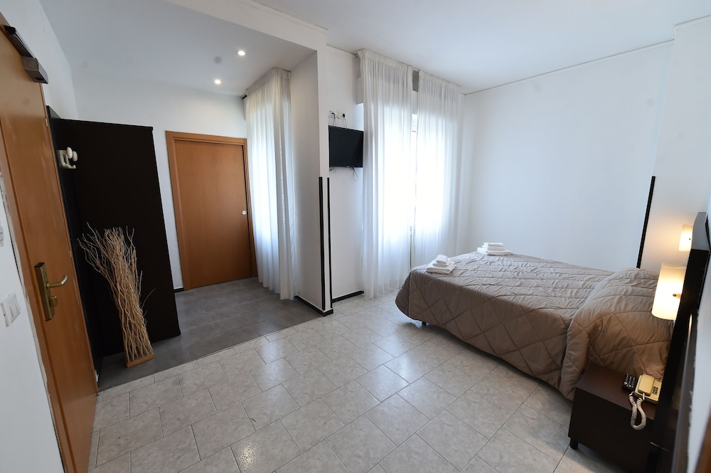 

Milano - Riviera Romagnola, Mare Italia - Hotel Okinawa