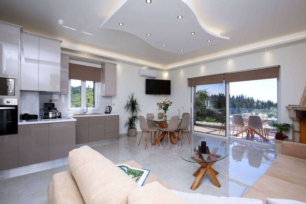 

Bologna - Kariotes - Villas Goudis