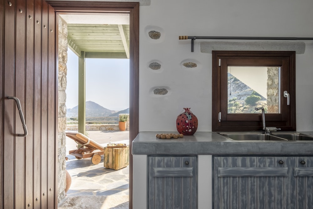 

Genova - Moutsoúna - ELAIOLITHOS - Luxury Villa Suites - Adults Only